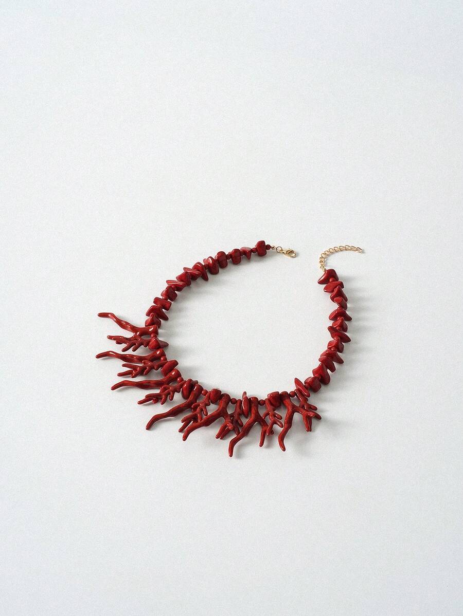 Un collar de cuentas de coral rojo Ankola de moda y creativo
