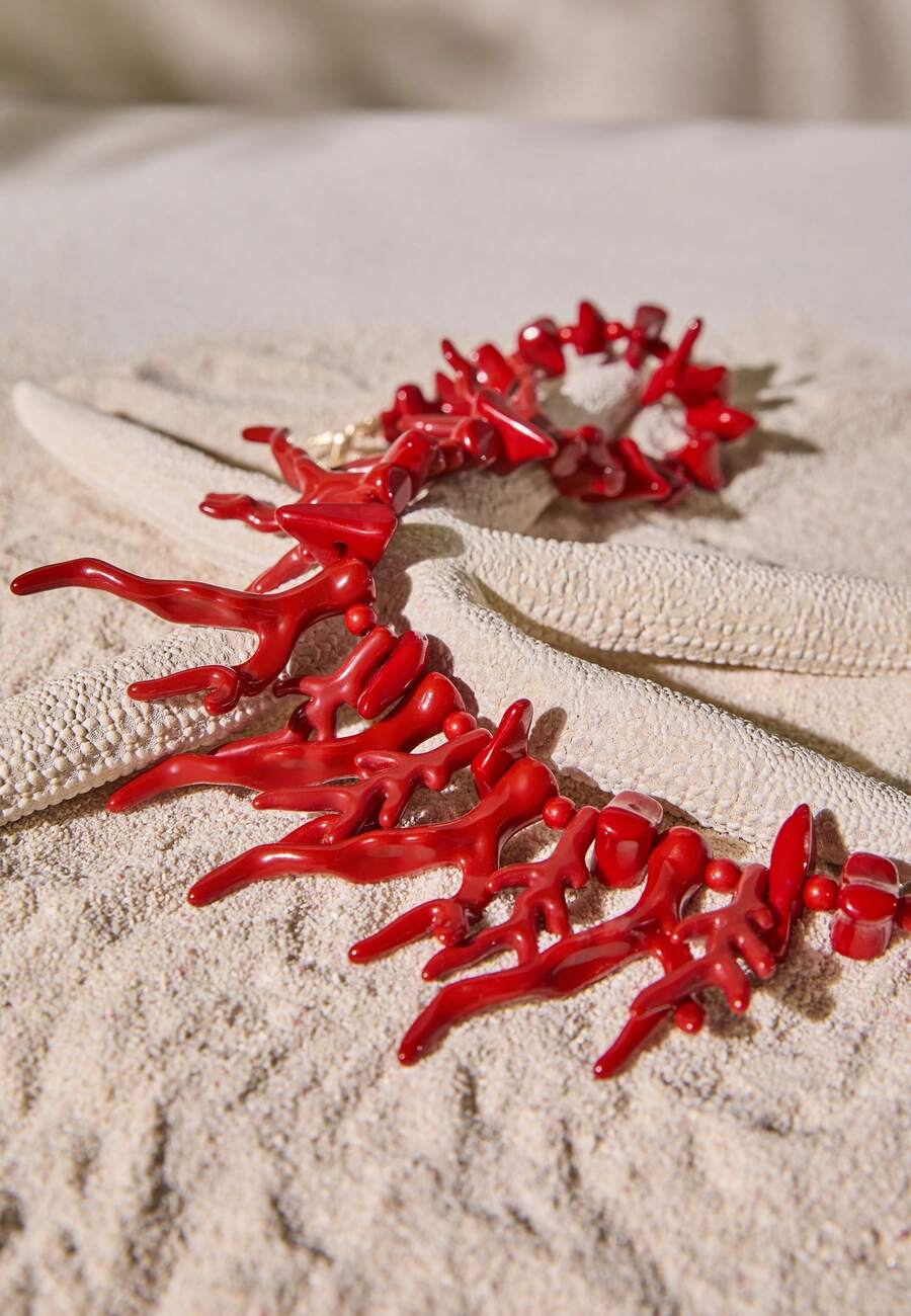 Un collar de cuentas de coral rojo Ankola de moda y creativo