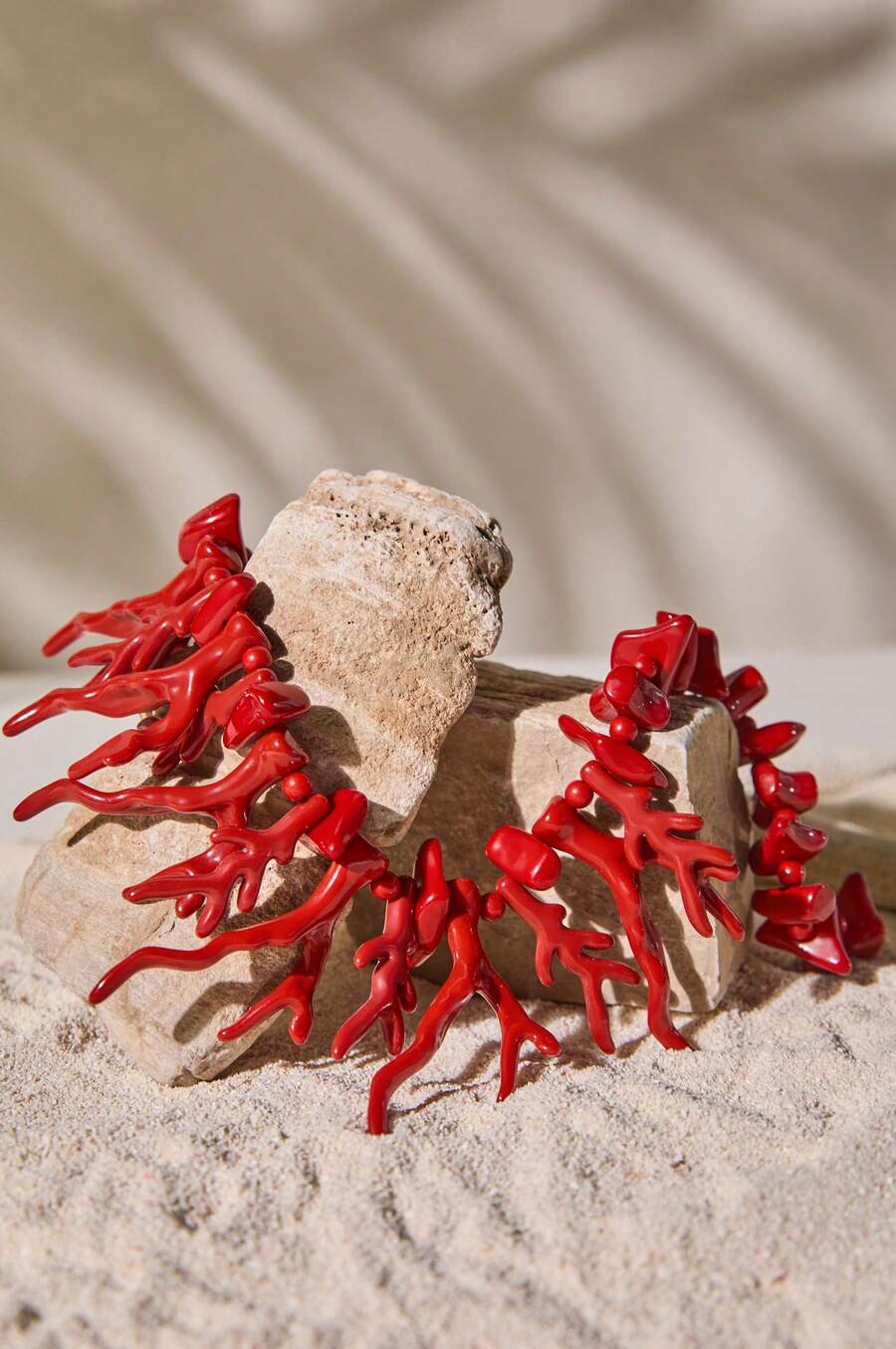 Un collar de cuentas de coral rojo Ankola de moda y creativo