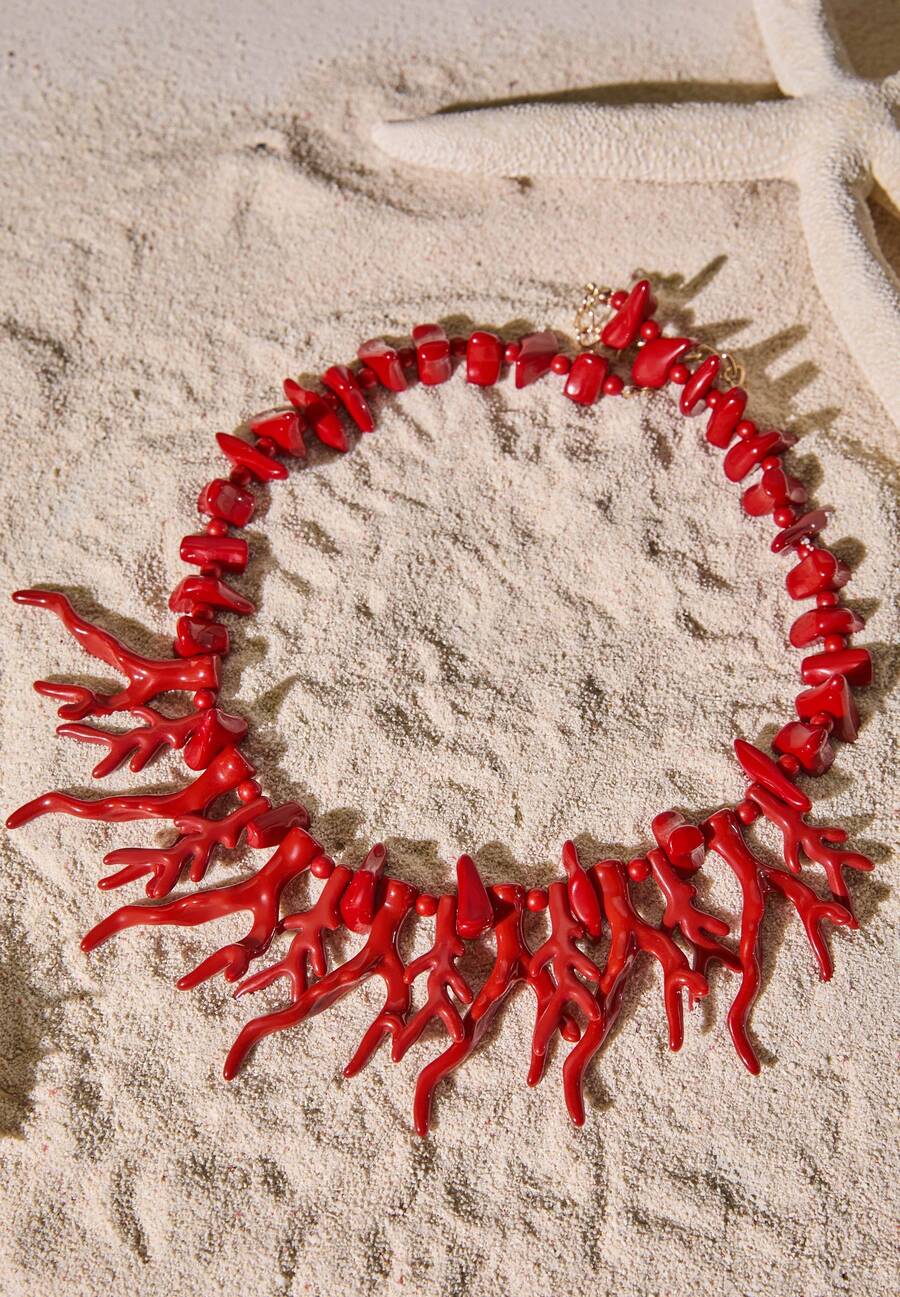 Un collar de cuentas de coral rojo Ankola de moda y creativo