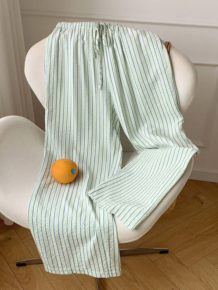 Pantalones casuales con estampado a cuadros para mujer.