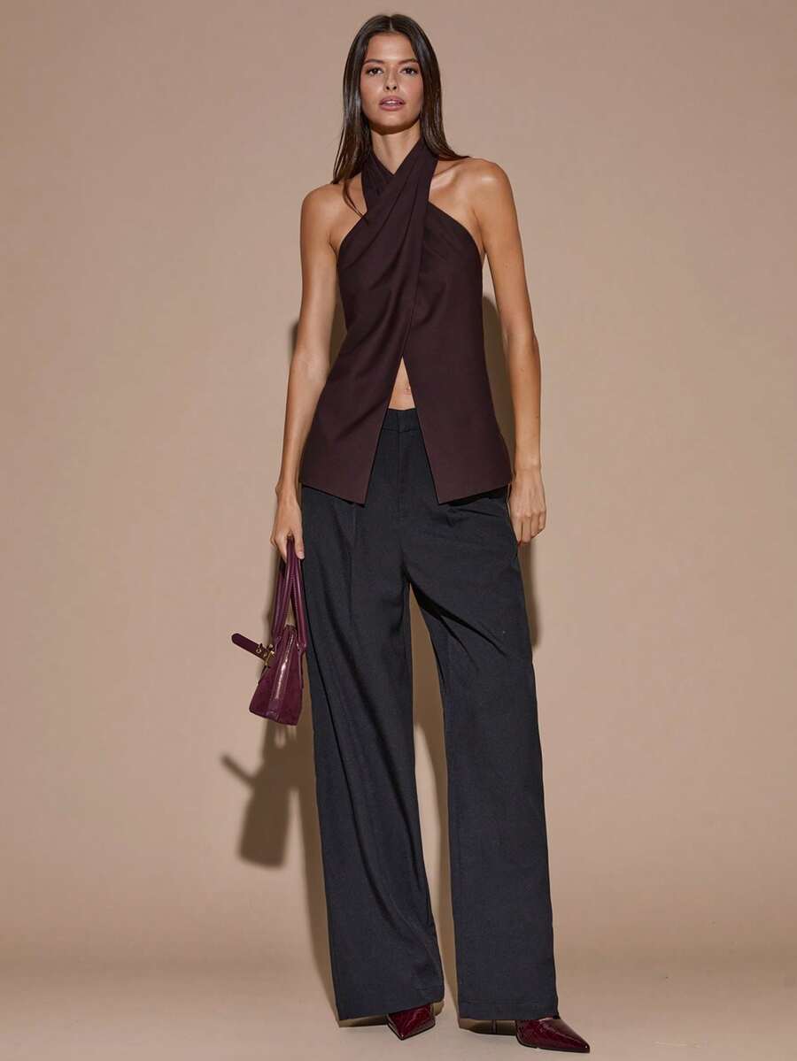 Blusa elegante de color café sólido con cuello halter y espalda descubierta