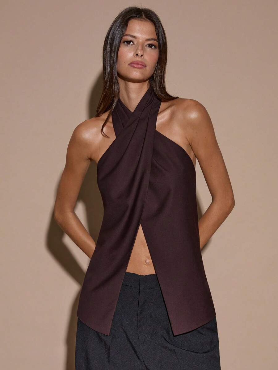 Blusa elegante de color café sólido con cuello halter y espalda descubierta