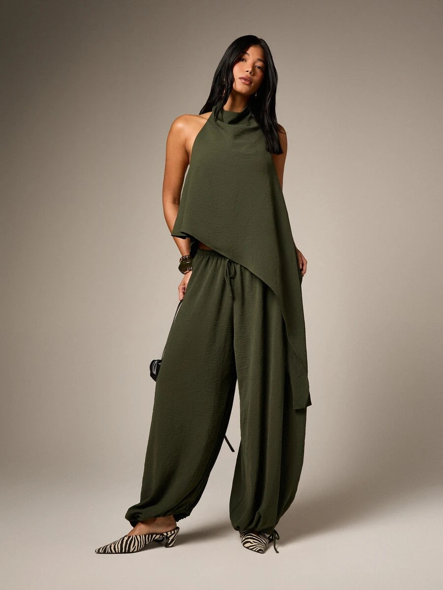 Conjunto de dos piezas con top de cuello  y pantalón  globo con lunares dorados