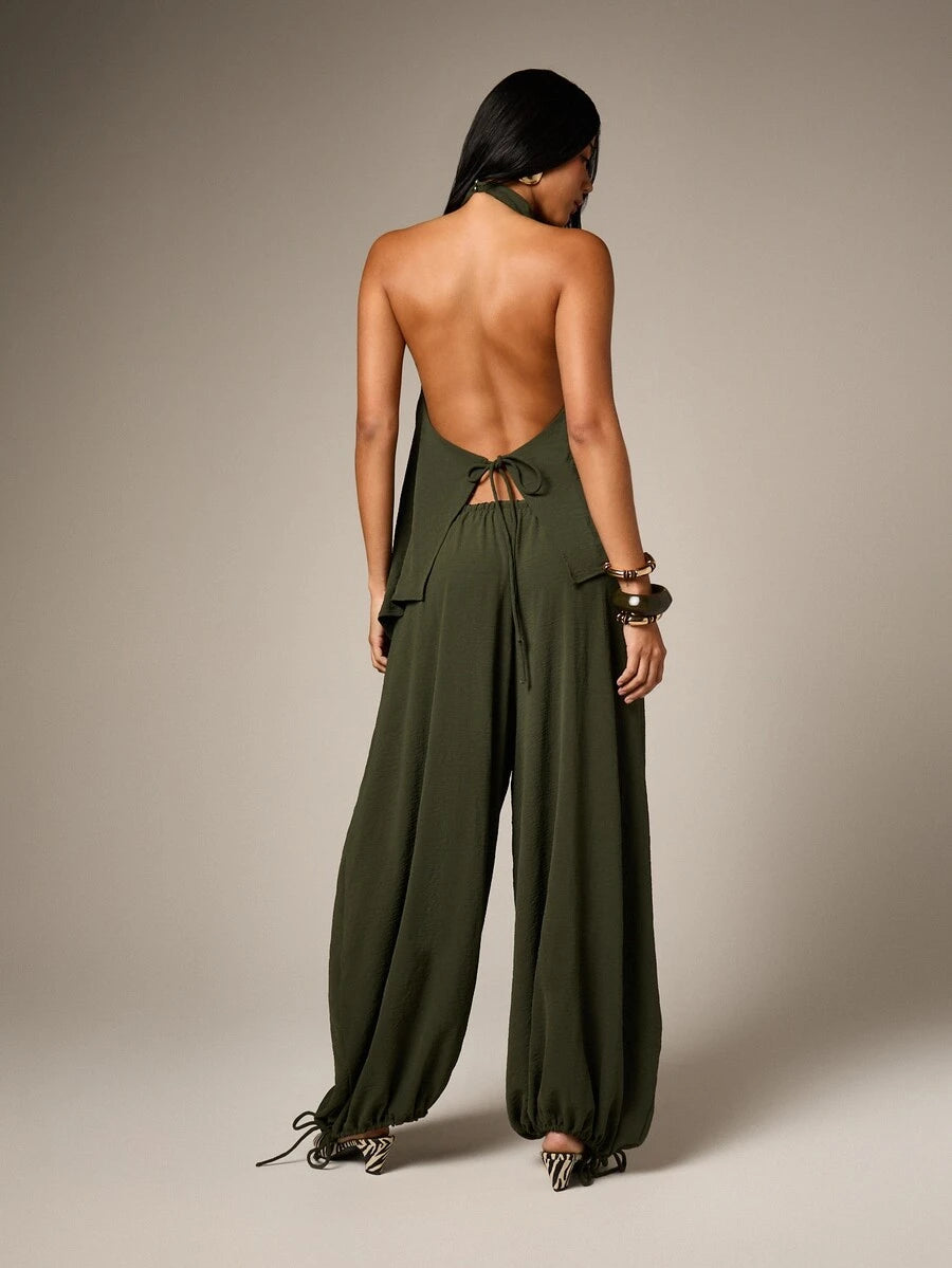 Conjunto de dos piezas con top de cuello  y pantalón  globo con lunares dorados