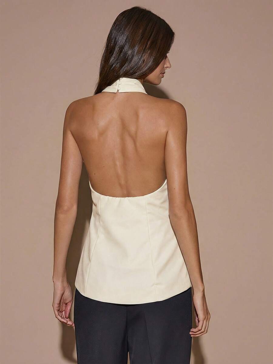 Blusa elegante de color café sólido con cuello halter y espalda descubierta