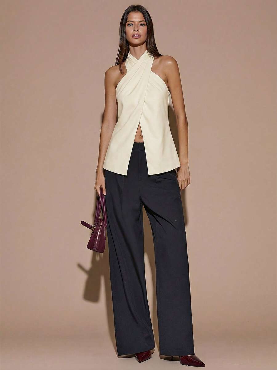Blusa elegante de color café sólido con cuello halter y espalda descubierta