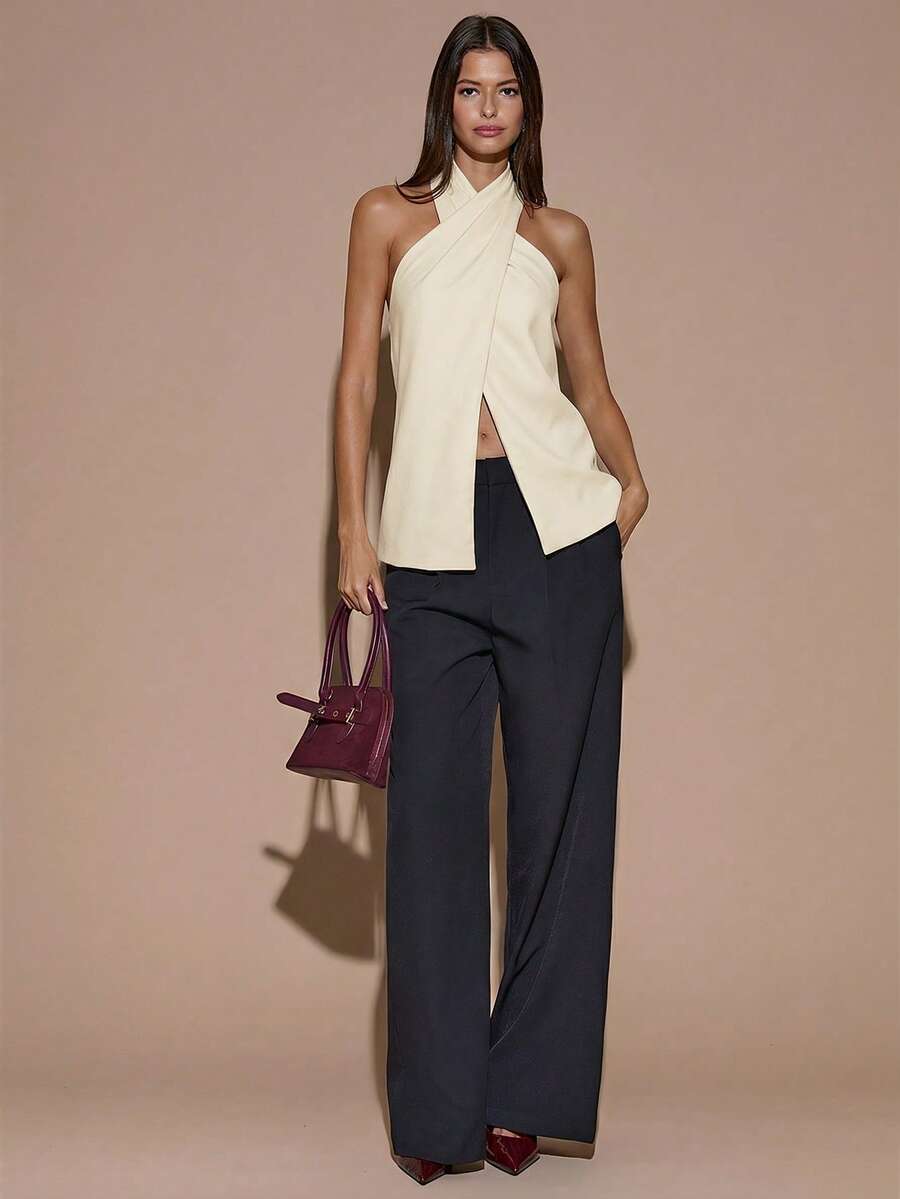 Blusa elegante de color café sólido con cuello halter y espalda descubierta