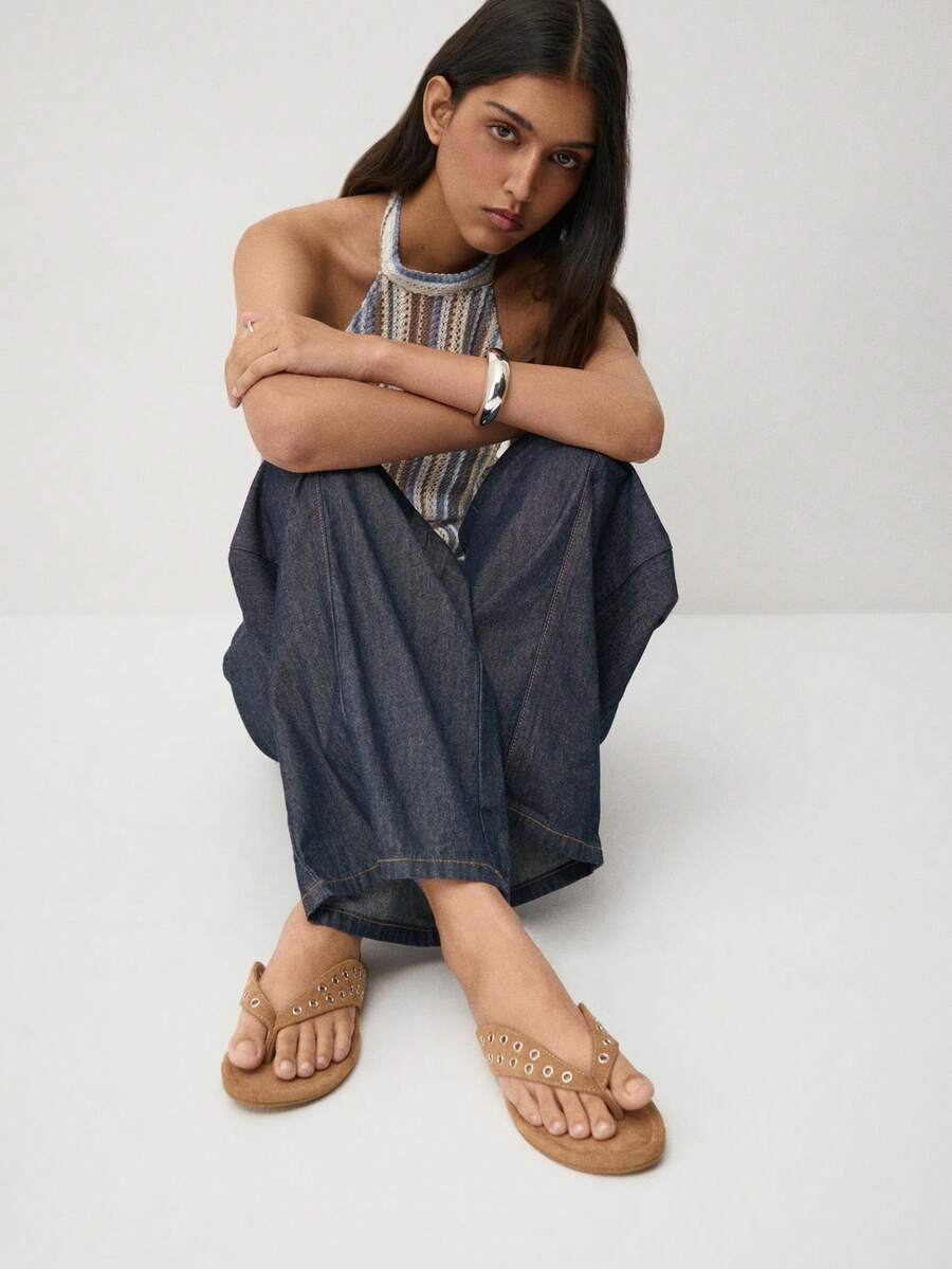 Sandalias de tacón con tiras y detalles de pedrería brillante