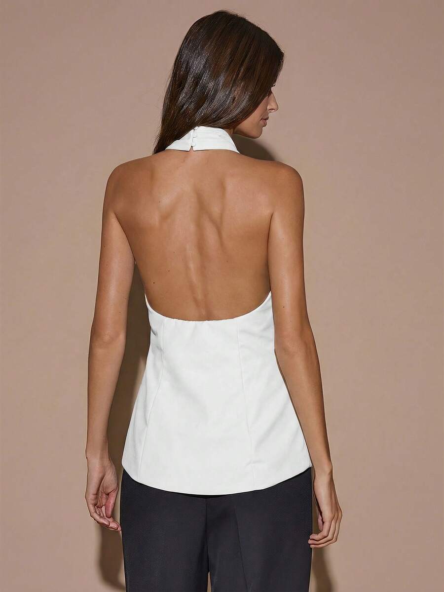 Blusa elegante de color café sólido con cuello halter y espalda descubierta