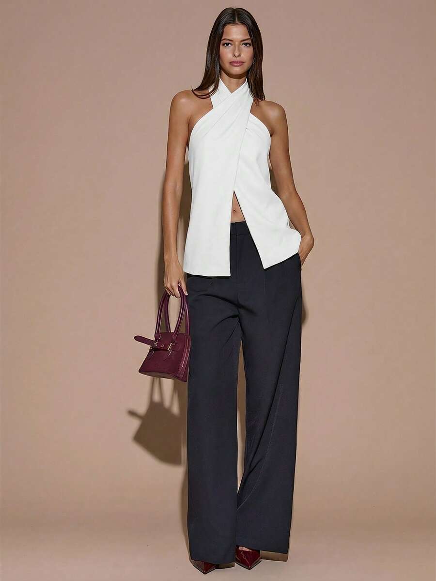 Blusa elegante de color café sólido con cuello halter y espalda descubierta