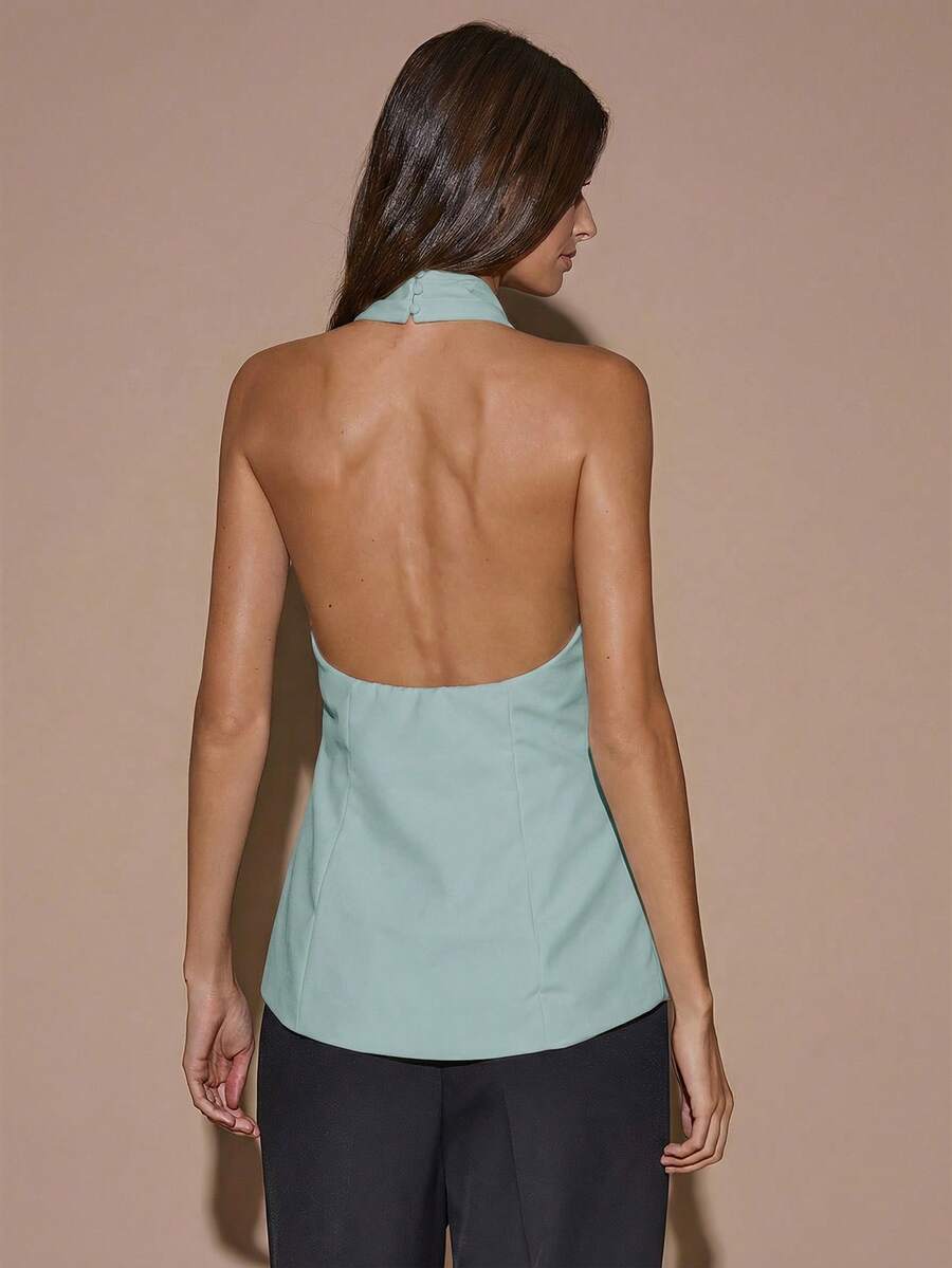 Blusa elegante de color café sólido con cuello halter y espalda descubierta