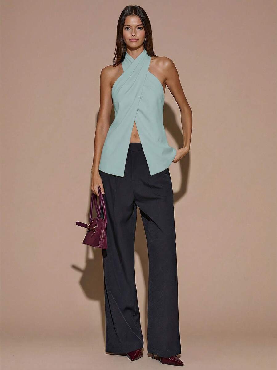 Blusa elegante de color café sólido con cuello halter y espalda descubierta
