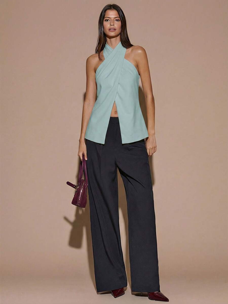 Blusa elegante de color café sólido con cuello halter y espalda descubierta