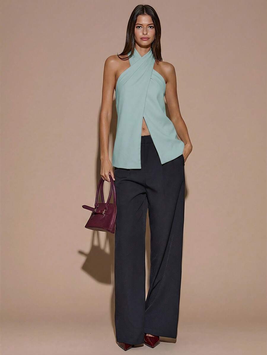 Blusa elegante de color café sólido con cuello halter y espalda descubierta