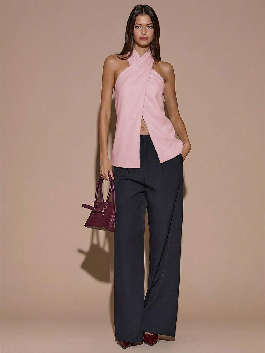 Blusa elegante de color café sólido con cuello halter y espalda descubierta