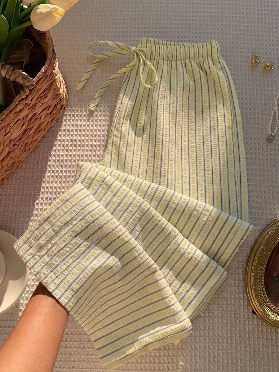 Pantalones casuales con estampado a cuadros para mujer.