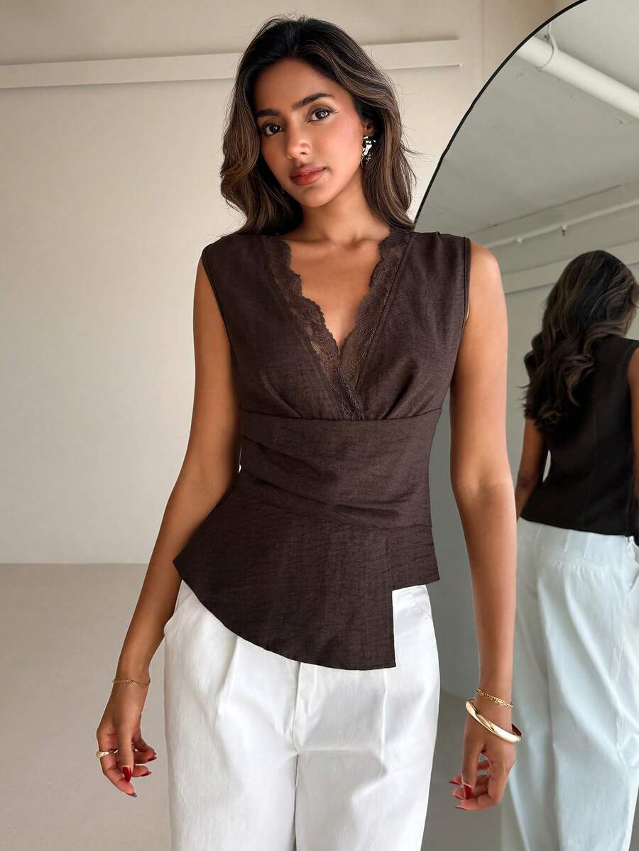 Nueva blusa minimalista de moda con cuello en V asimétrico