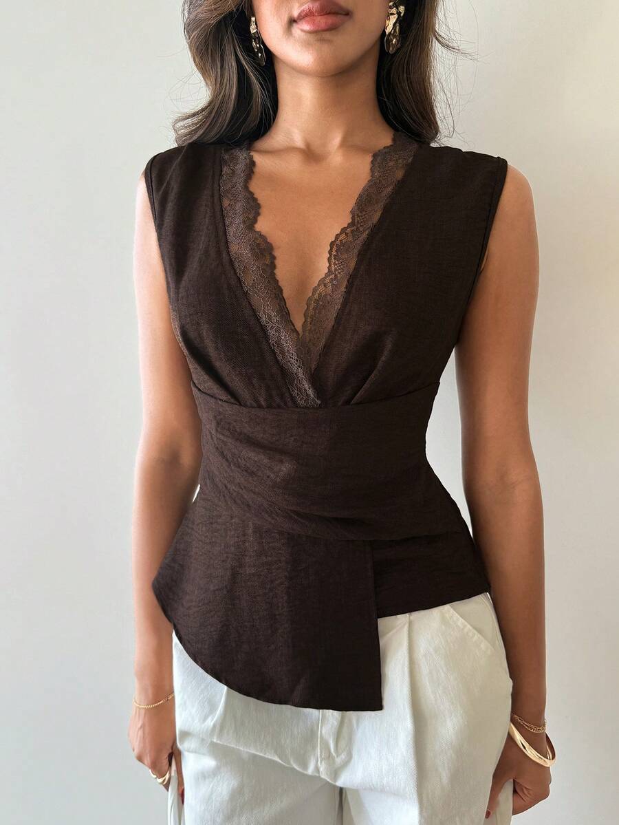 Nueva blusa minimalista de moda con cuello en V asimétrico