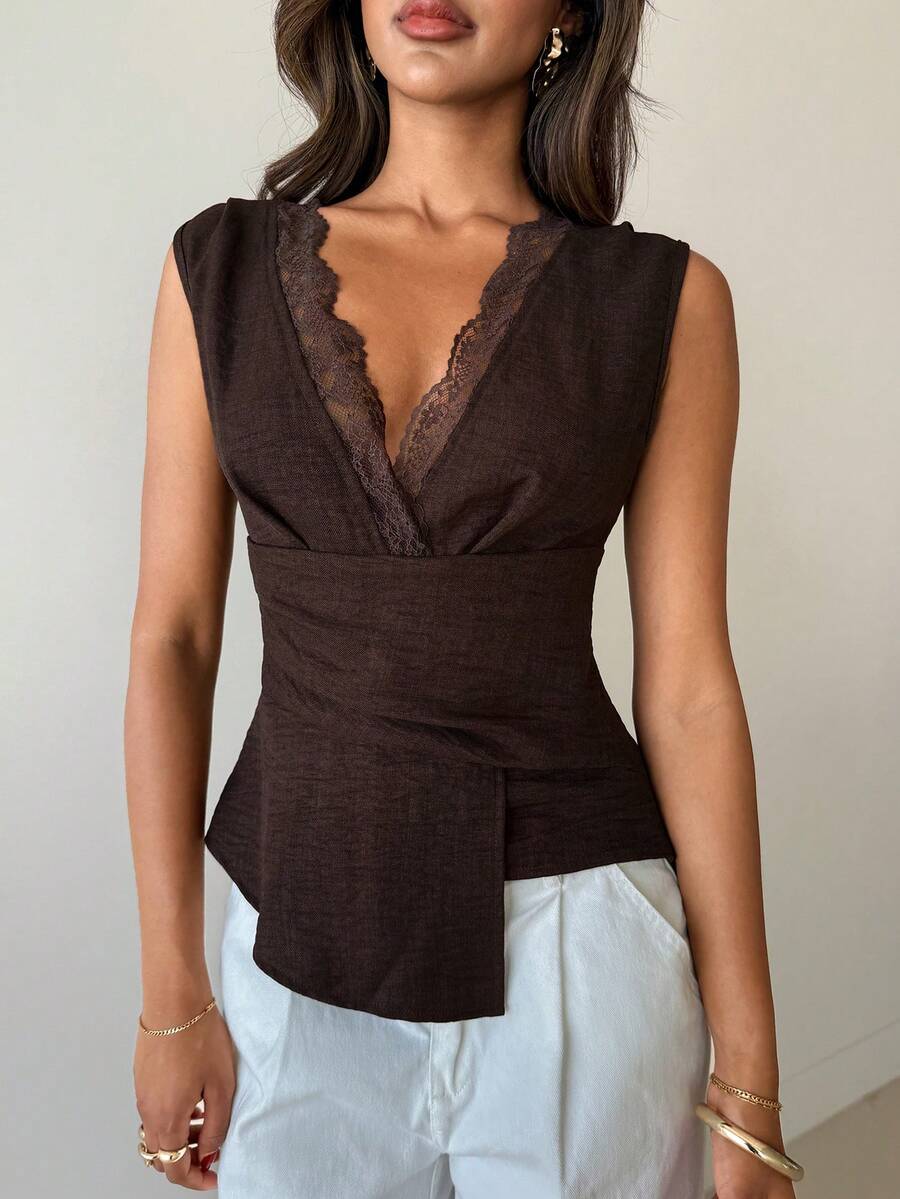 Nueva blusa minimalista de moda con cuello en V asimétrico