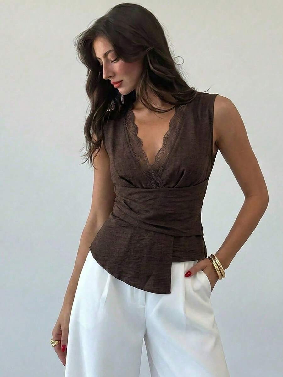 Nueva blusa minimalista de moda con cuello en V asimétrico
