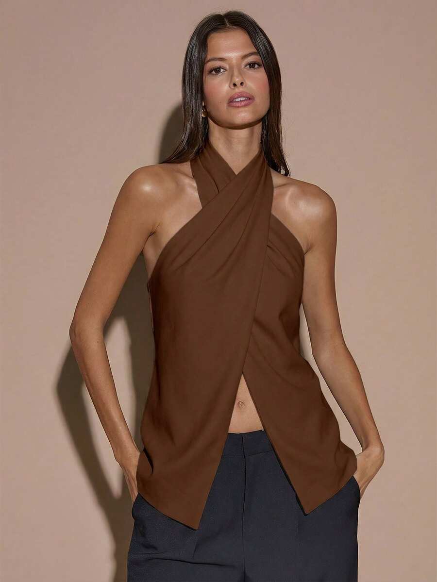 Blusa elegante de color café sólido con cuello halter y espalda descubierta