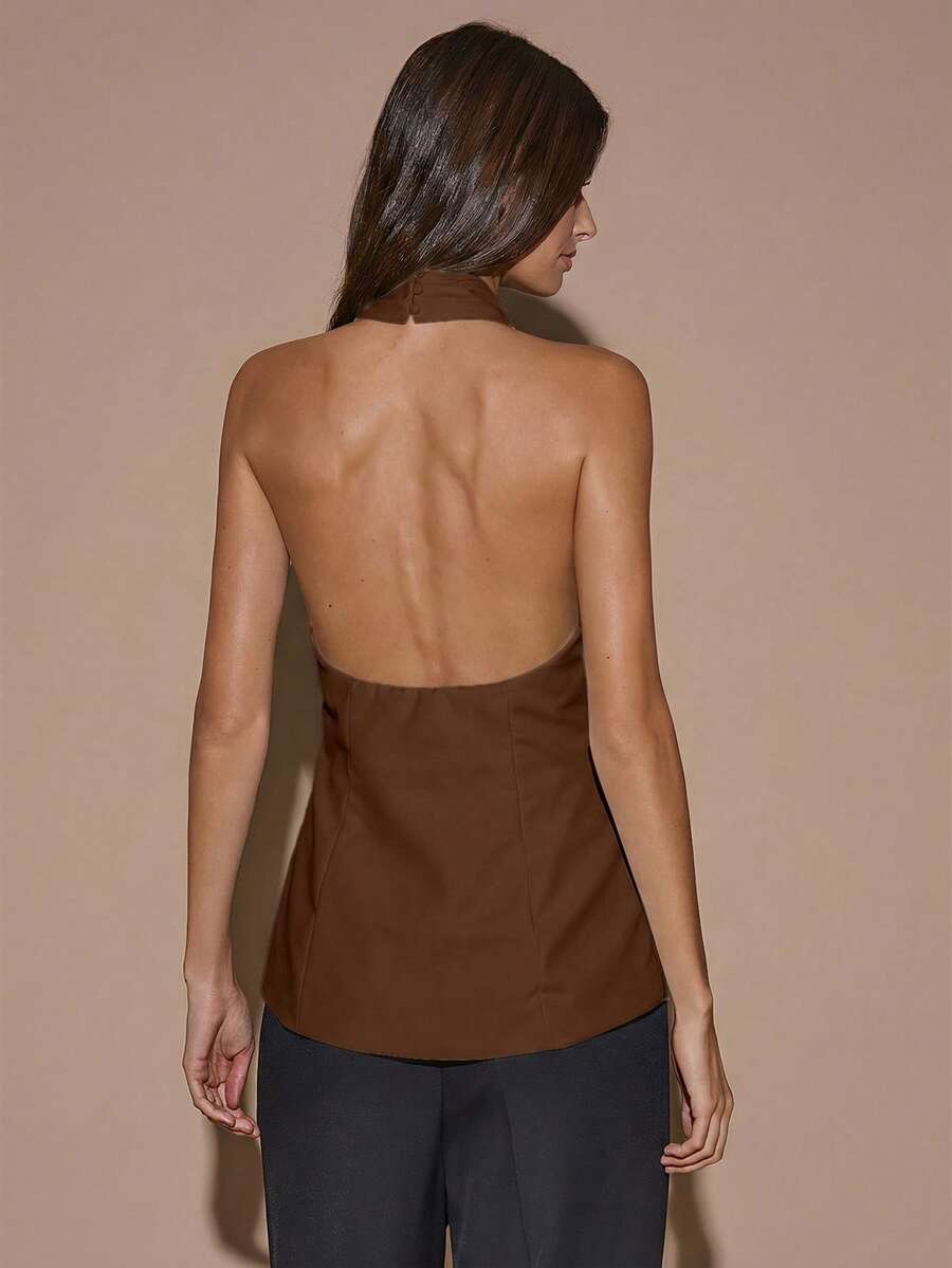 Blusa elegante de color café sólido con cuello halter y espalda descubierta