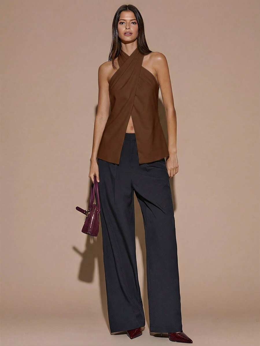 Blusa elegante de color café sólido con cuello halter y espalda descubierta