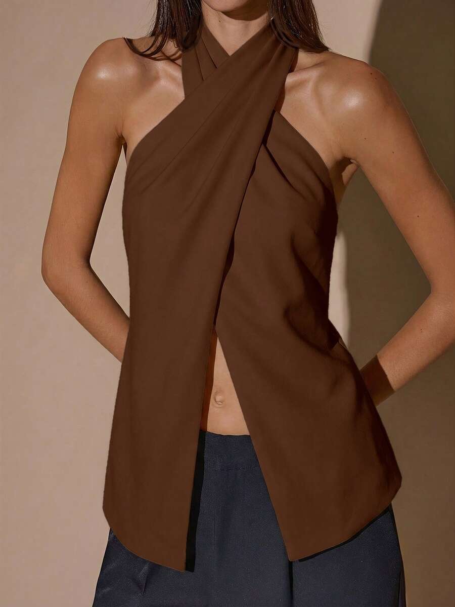 Blusa elegante de color café sólido con cuello halter y espalda descubierta