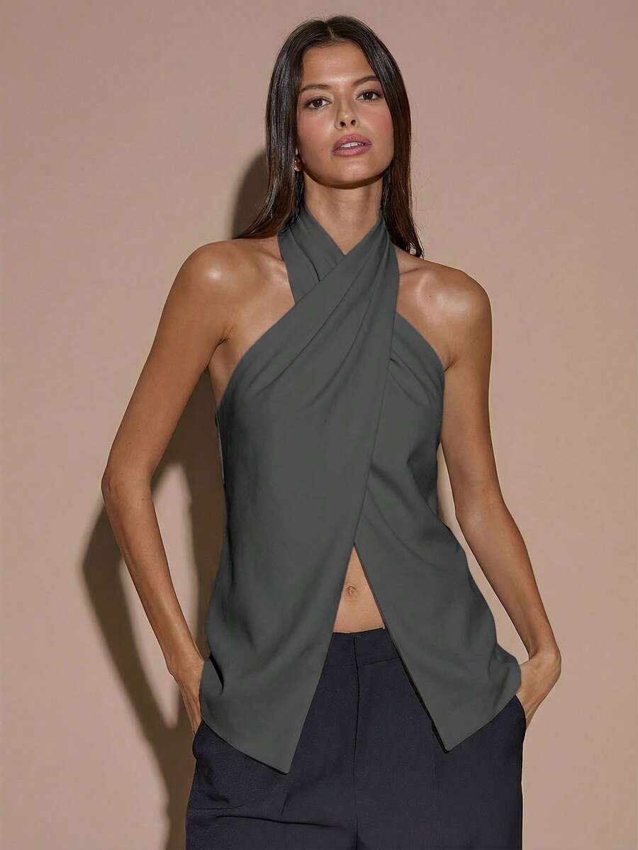 Blusa elegante de color café sólido con cuello halter y espalda descubierta