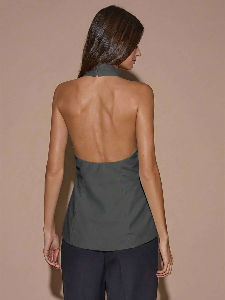 Blusa elegante de color café sólido con cuello halter y espalda descubierta