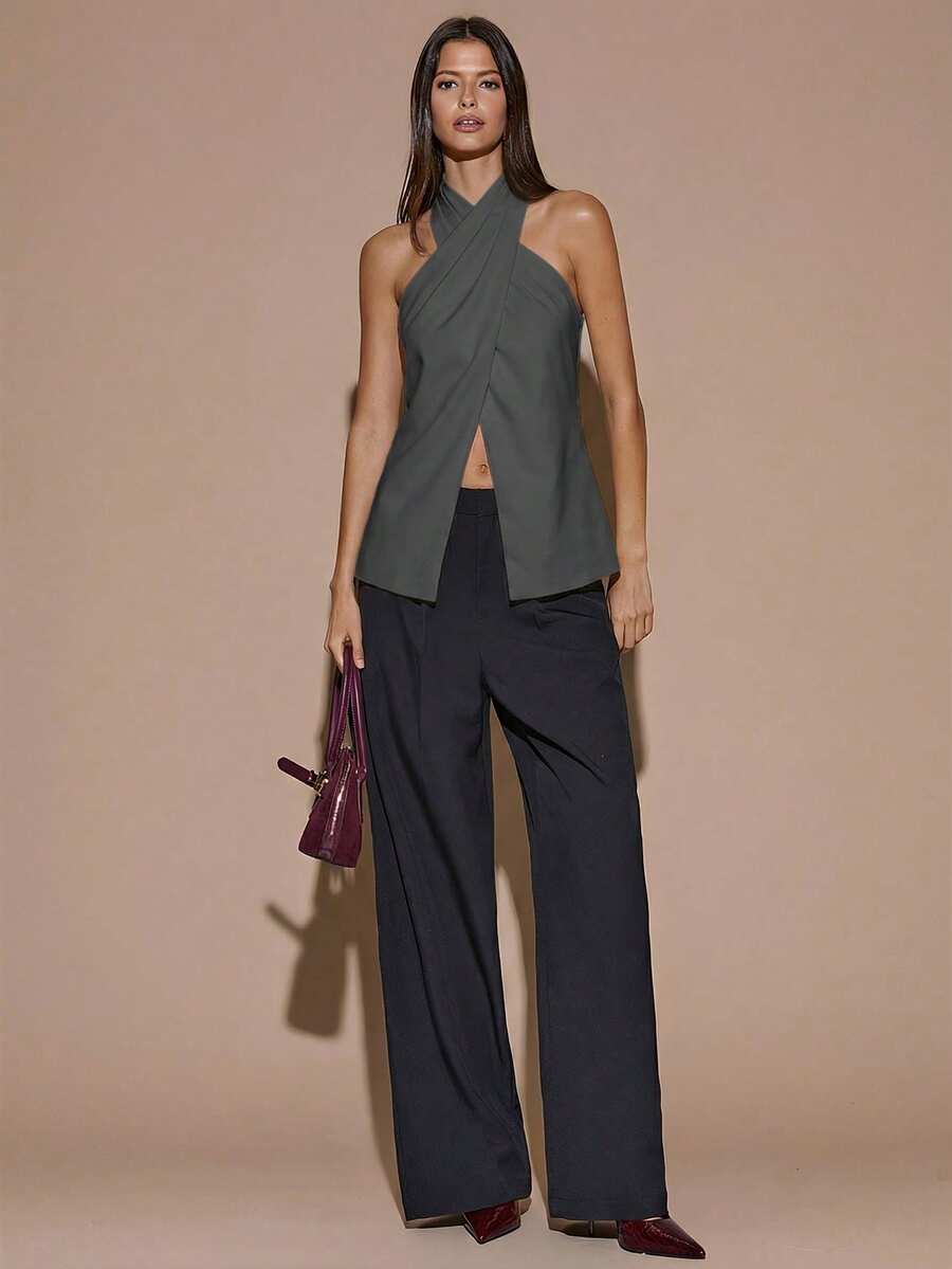 Blusa elegante de color café sólido con cuello halter y espalda descubierta
