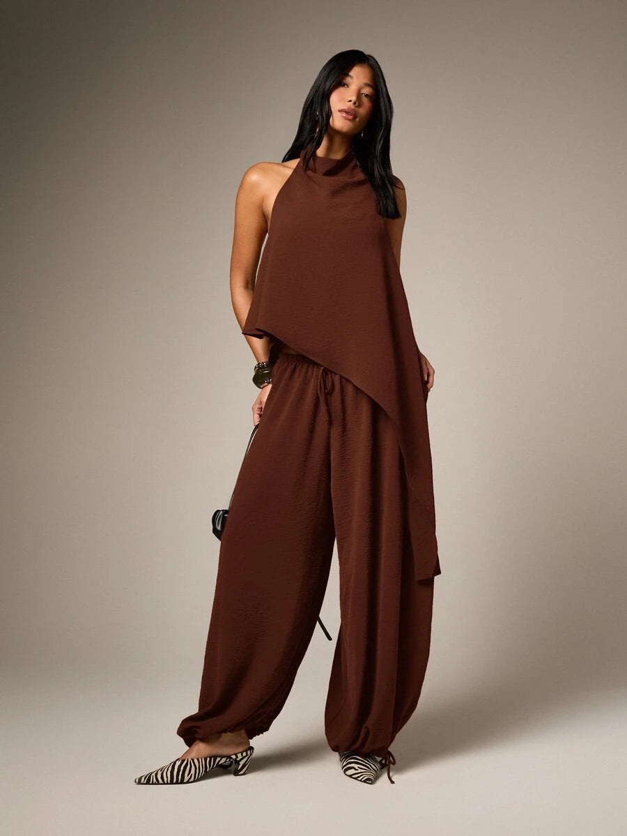 Conjunto de dos piezas con top de cuello  y pantalón  globo con lunares dorados