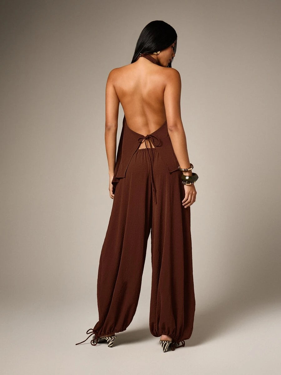 Conjunto de dos piezas con top de cuello  y pantalón  globo con lunares dorados