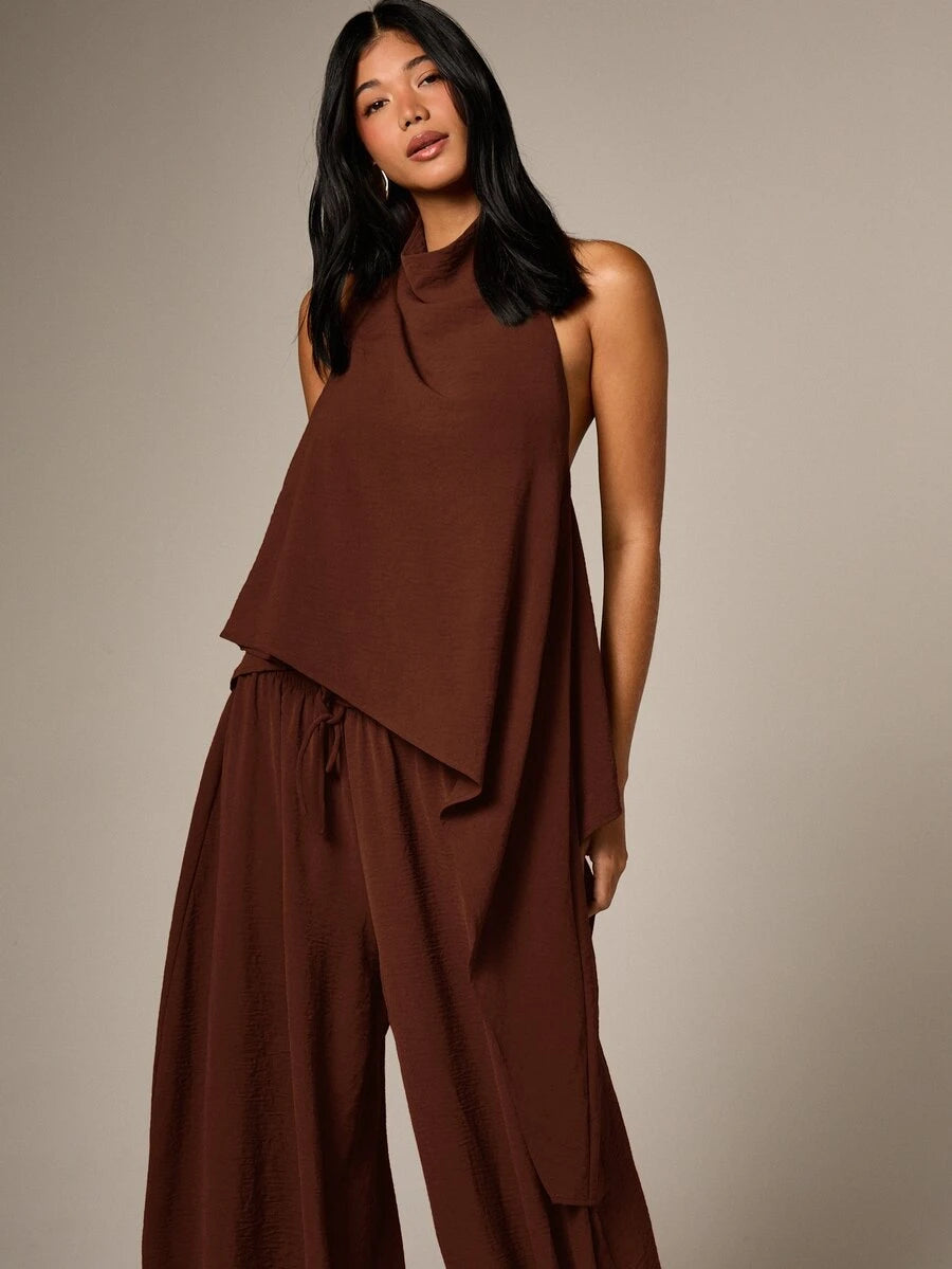 Conjunto de dos piezas con top de cuello  y pantalón  globo con lunares dorados