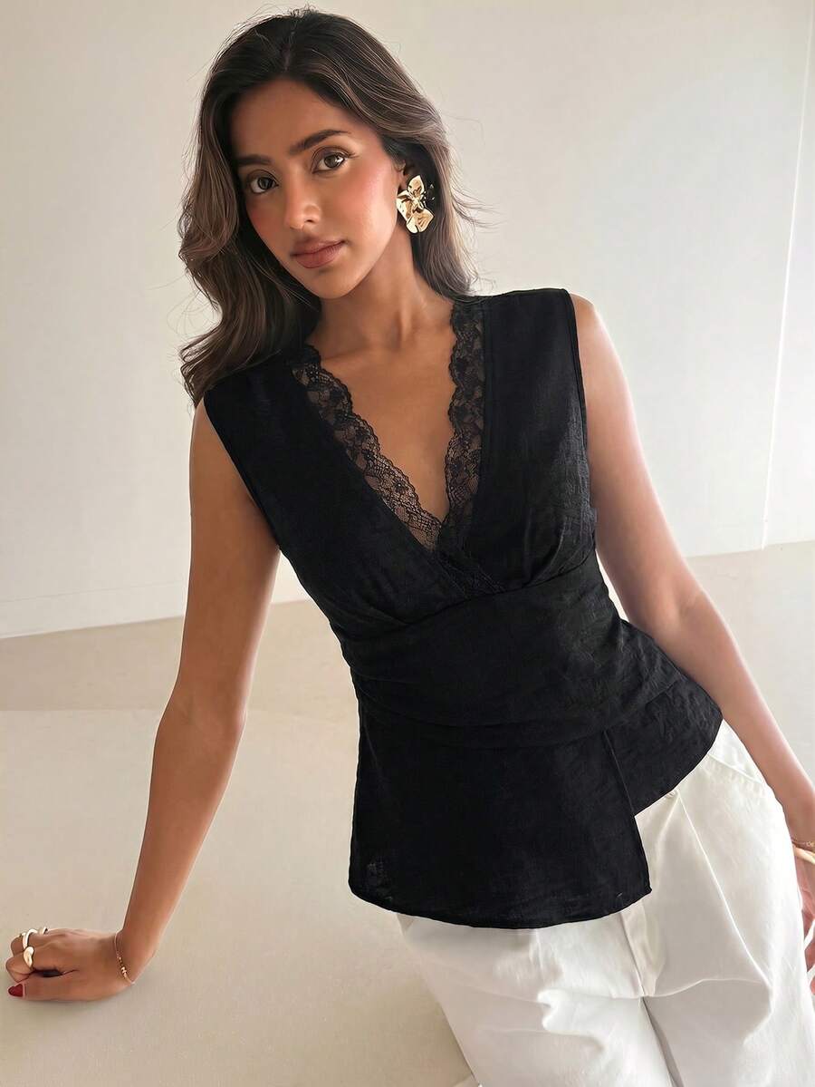 Nueva blusa minimalista de moda con cuello en V asimétrico
