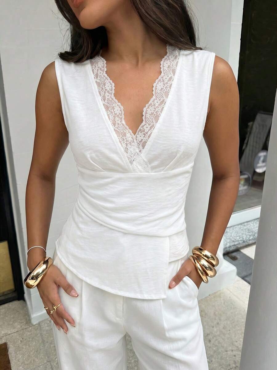 Nueva blusa minimalista de moda con cuello en V asimétrico