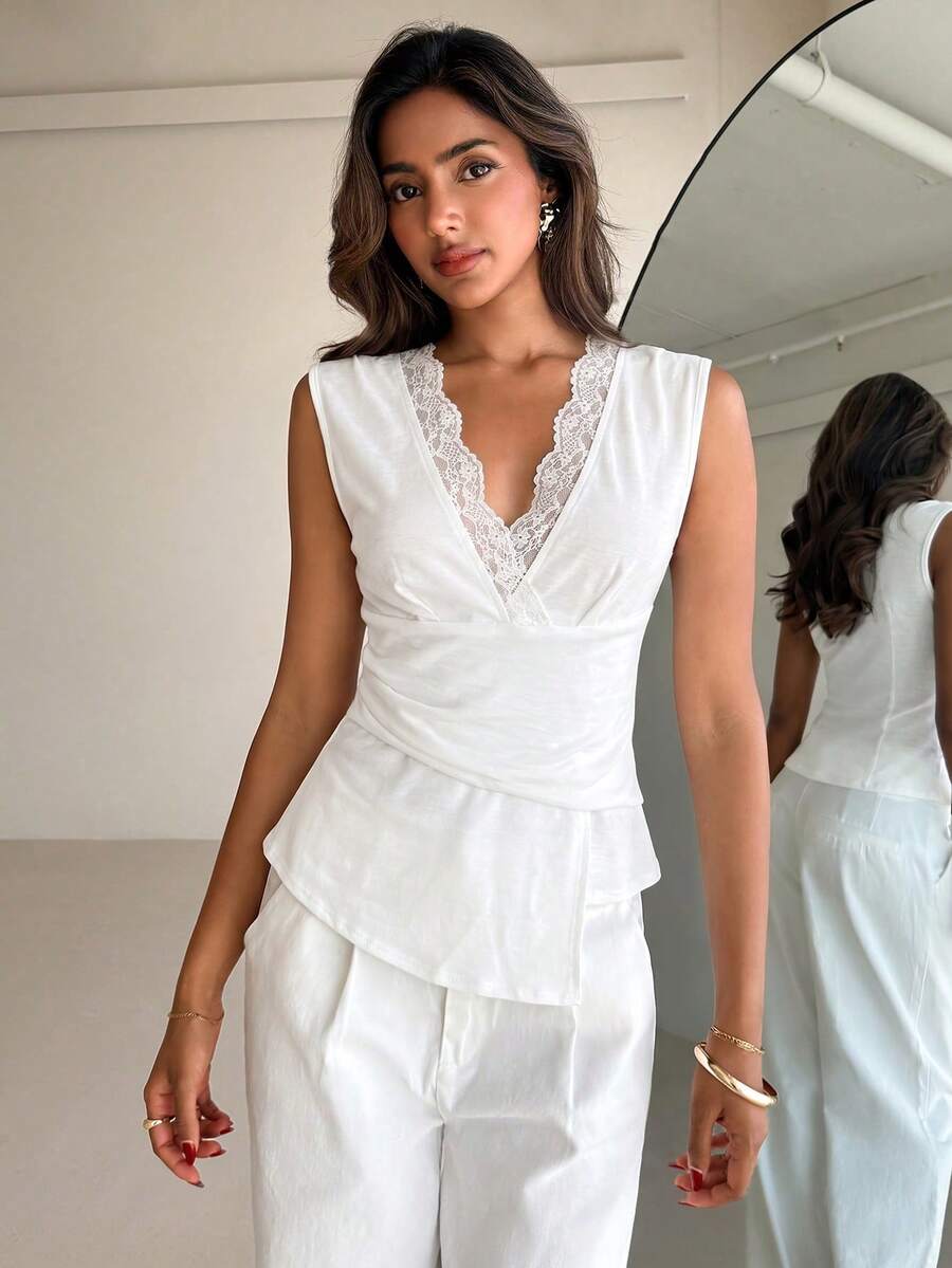 Nueva blusa minimalista de moda con cuello en V asimétrico