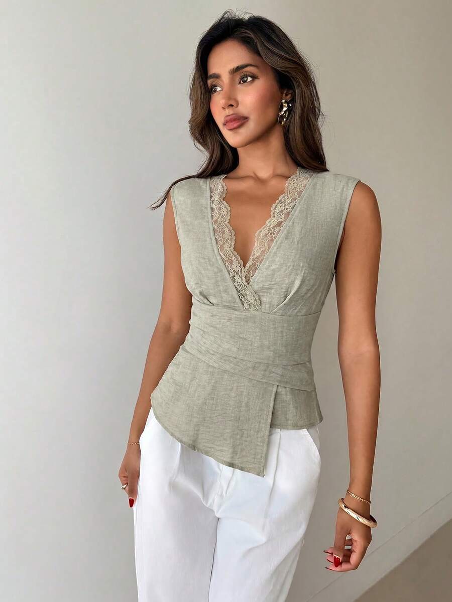 Nueva blusa minimalista de moda con cuello en V asimétrico