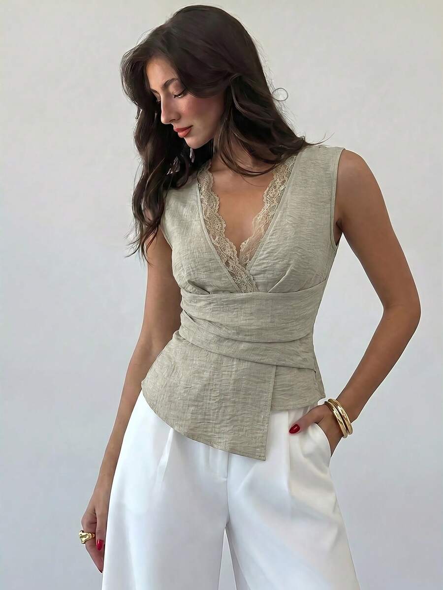 Nueva blusa minimalista de moda con cuello en V asimétrico