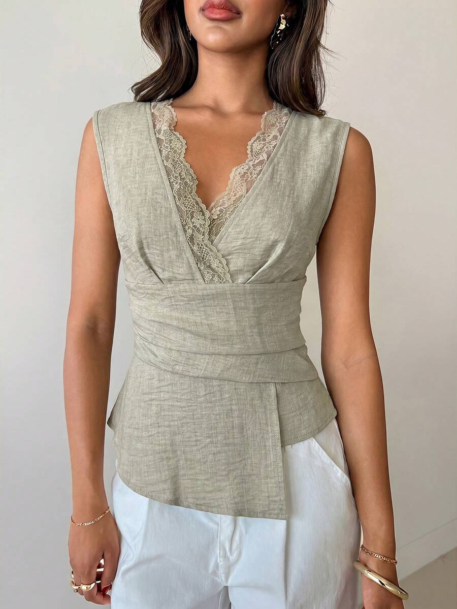 Nueva blusa minimalista de moda con cuello en V asimétrico