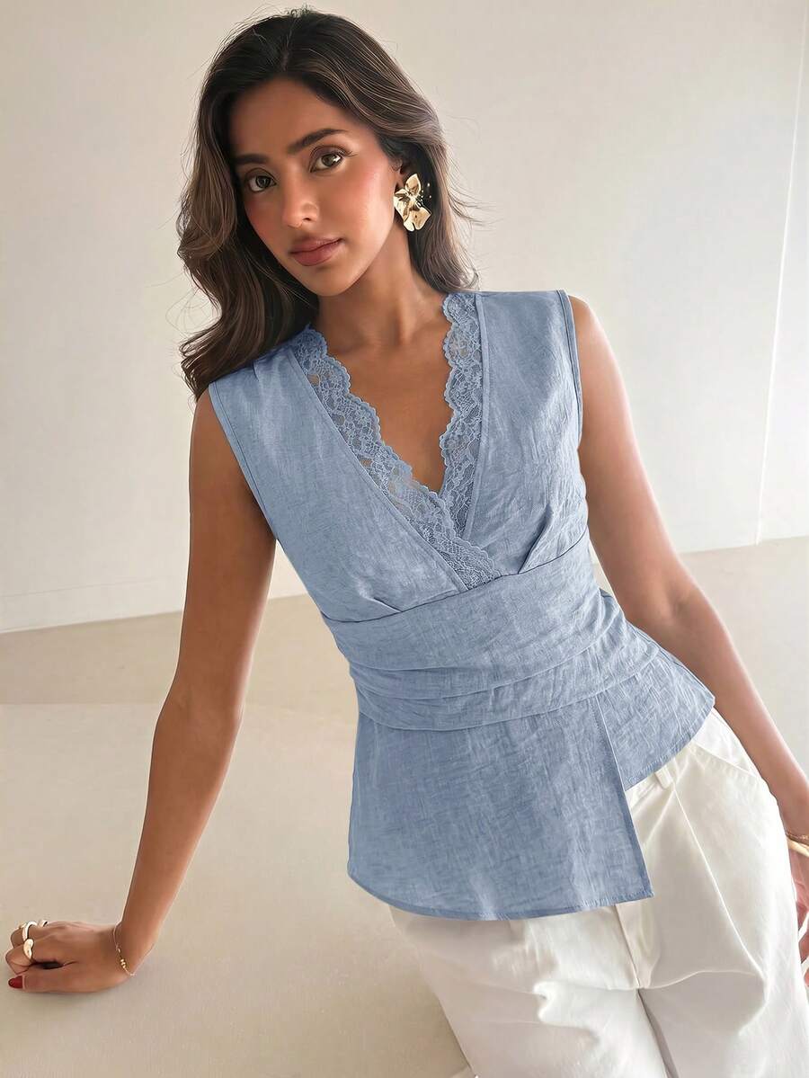 Nueva blusa minimalista de moda con cuello en V asimétrico