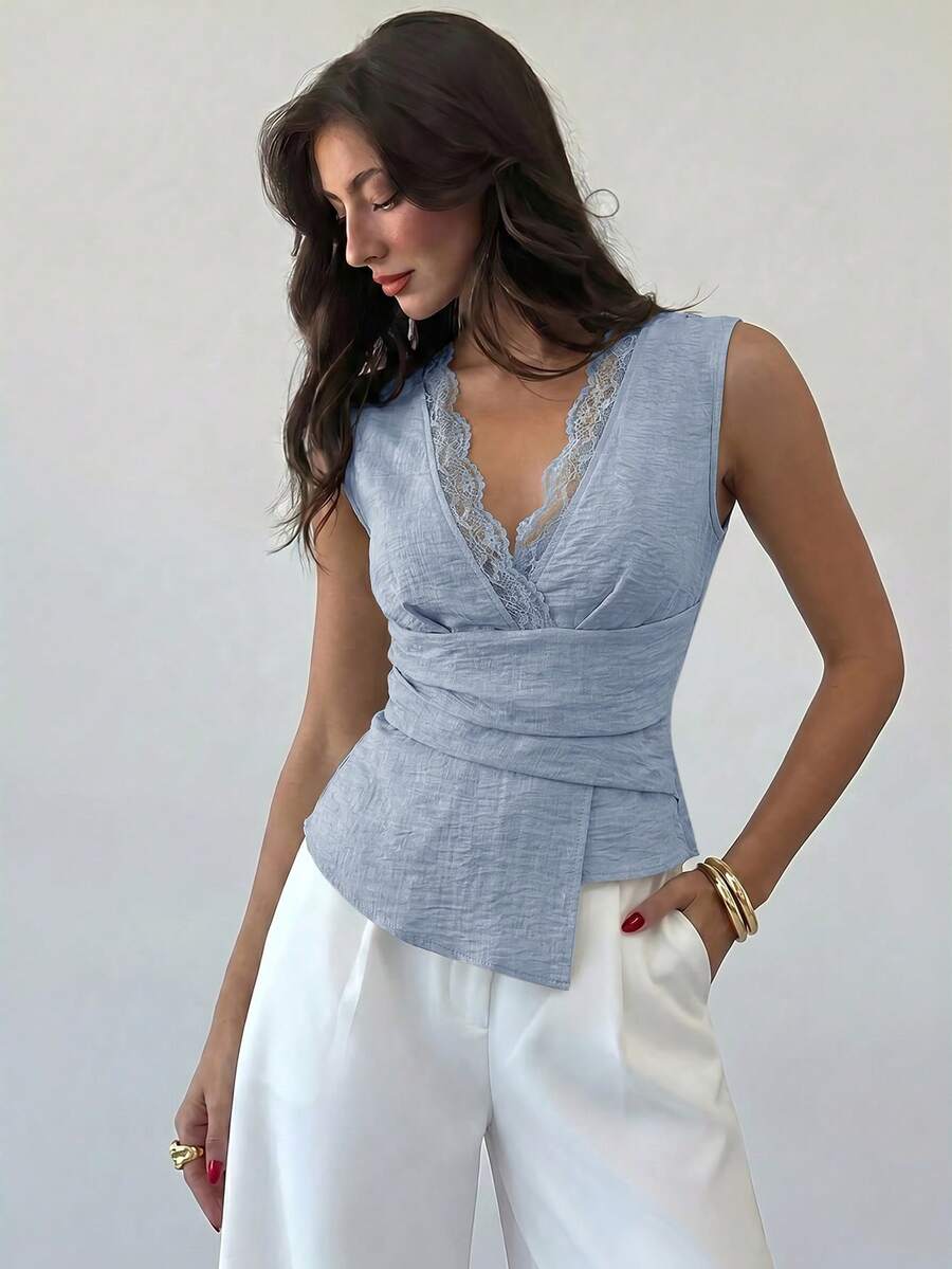 Nueva blusa minimalista de moda con cuello en V asimétrico