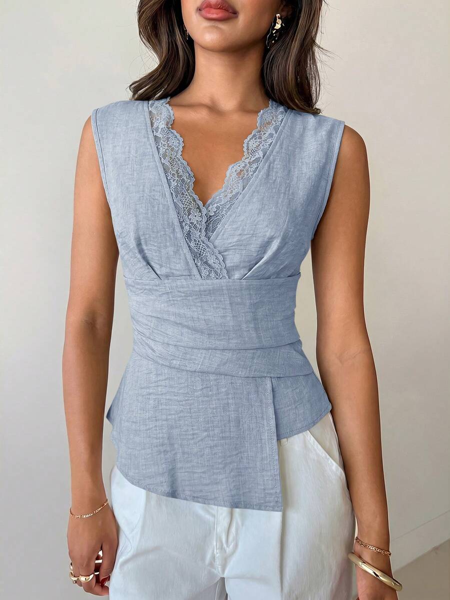 Nueva blusa minimalista de moda con cuello en V asimétrico
