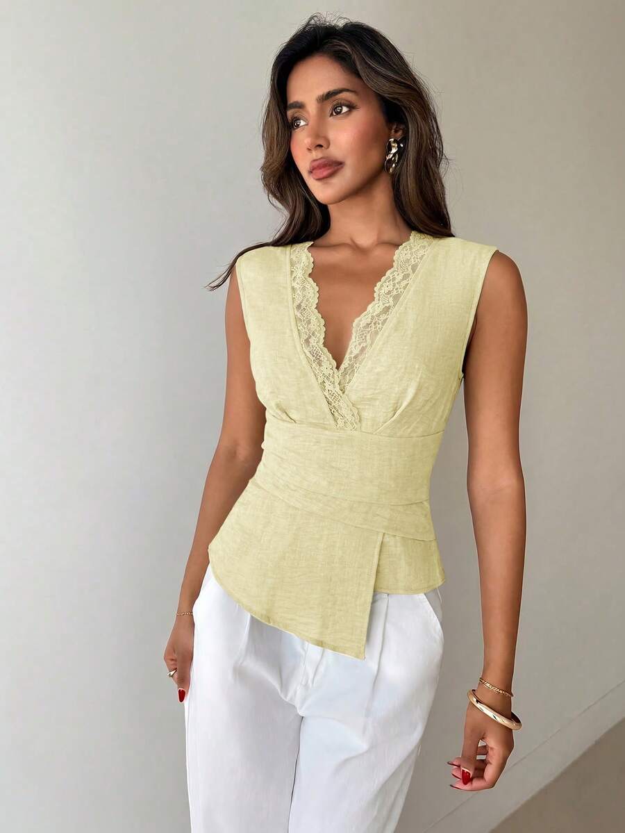 Nueva blusa minimalista de moda con cuello en V asimétrico