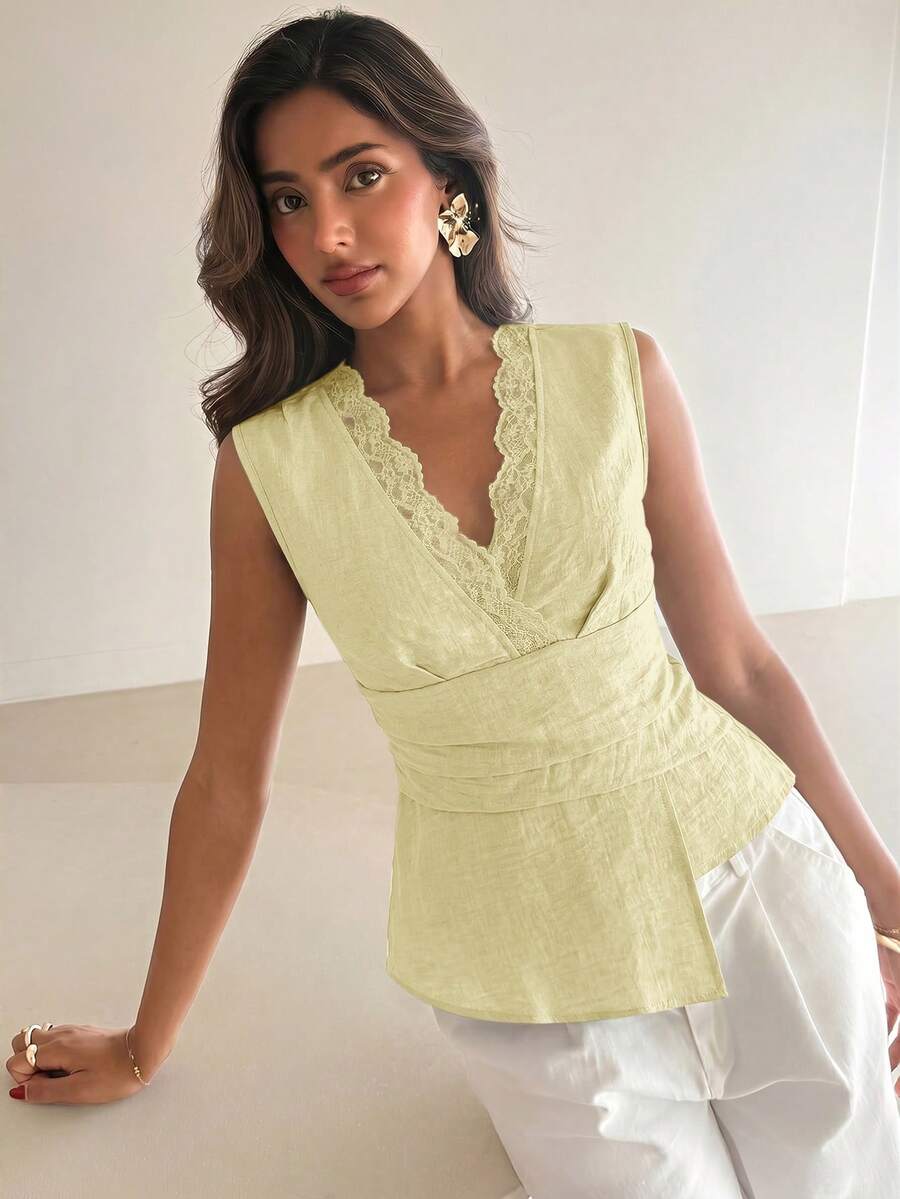 Nueva blusa minimalista de moda con cuello en V asimétrico