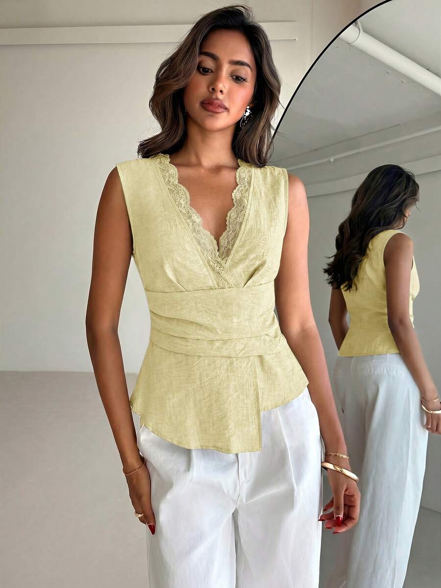 Nueva blusa minimalista de moda con cuello en V asimétrico