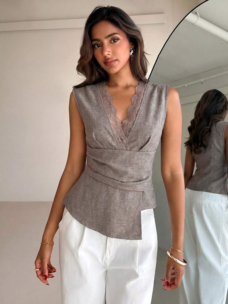 Nueva blusa minimalista de moda con cuello en V asimétrico