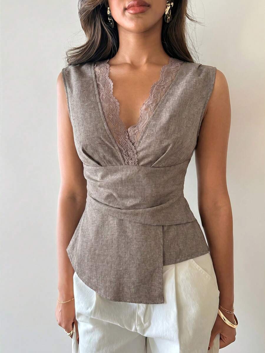 Nueva blusa minimalista de moda con cuello en V asimétrico