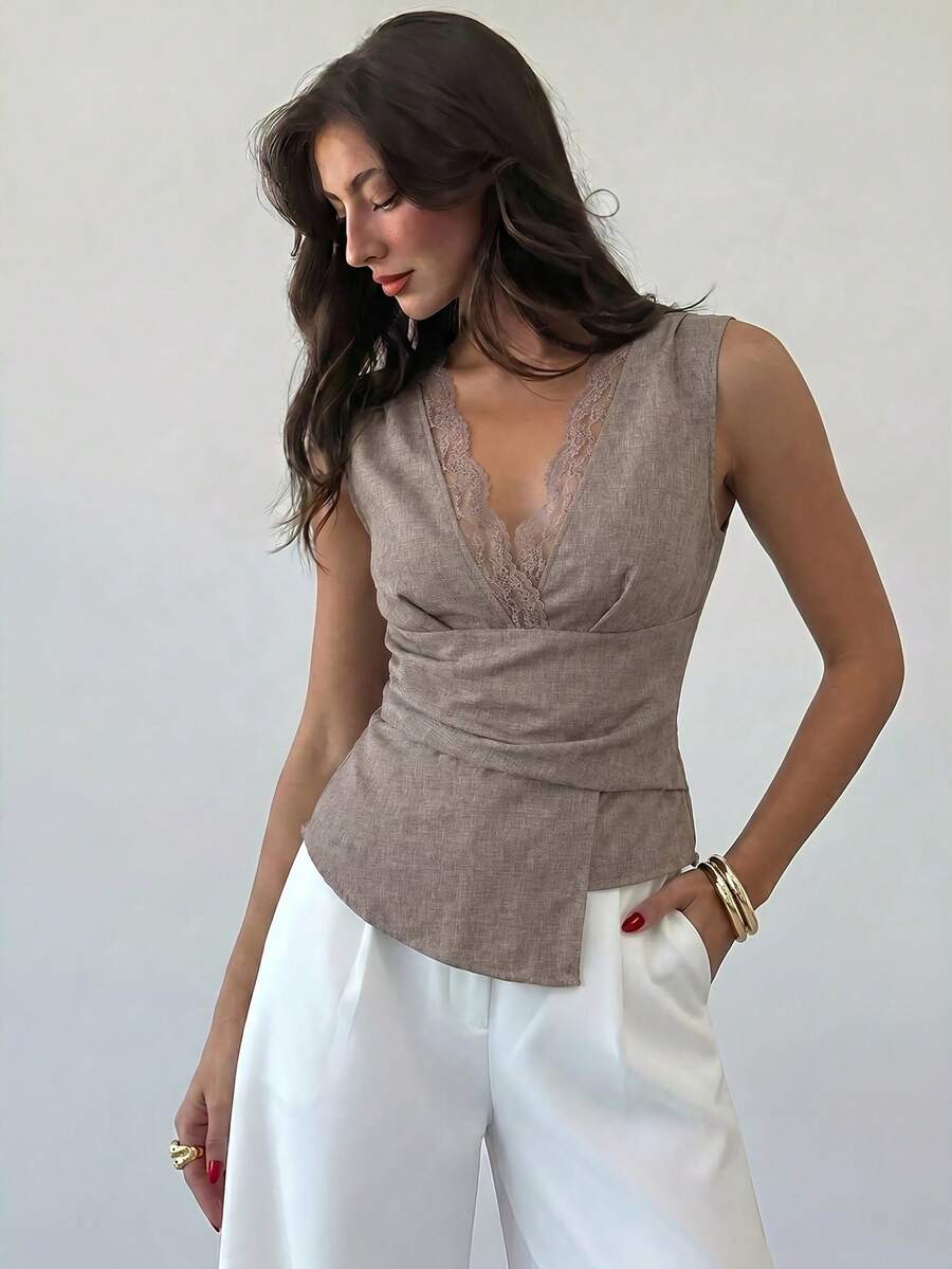 Nueva blusa minimalista de moda con cuello en V asimétrico